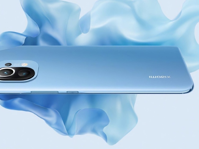 Новый смартфон Xiaomi Mi 11 на белом фоне