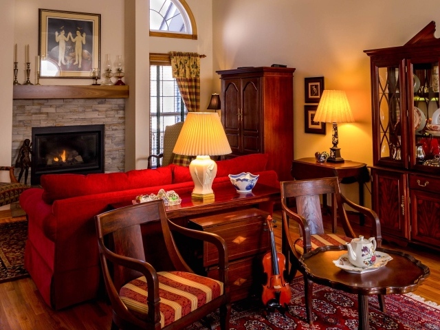 Старая мебель в комнате с камином