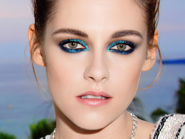 Популярная актриса Кристен Стюарт с накрашенными глазами