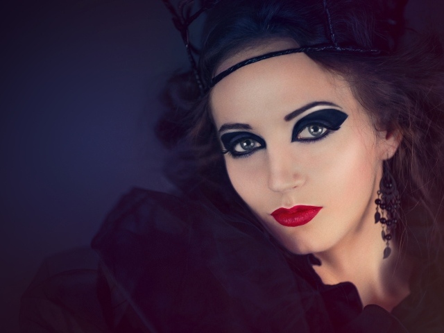 Девушка ретро в черном костюме 