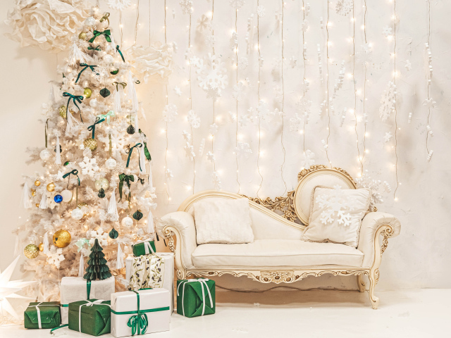 Диван и наряженная ель на Рождество 