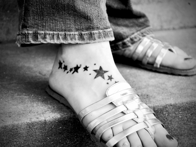 Татуировка звездочки на ноге у девушки 