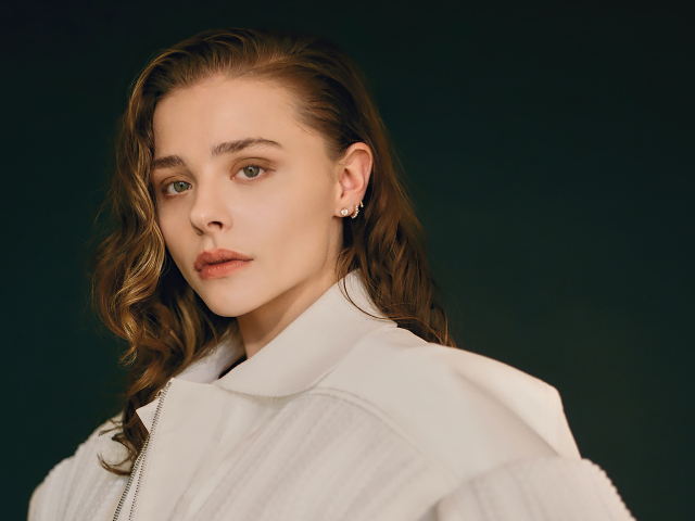 Стильная молодая девушка актриса Хлоя Грейс Морец в белом