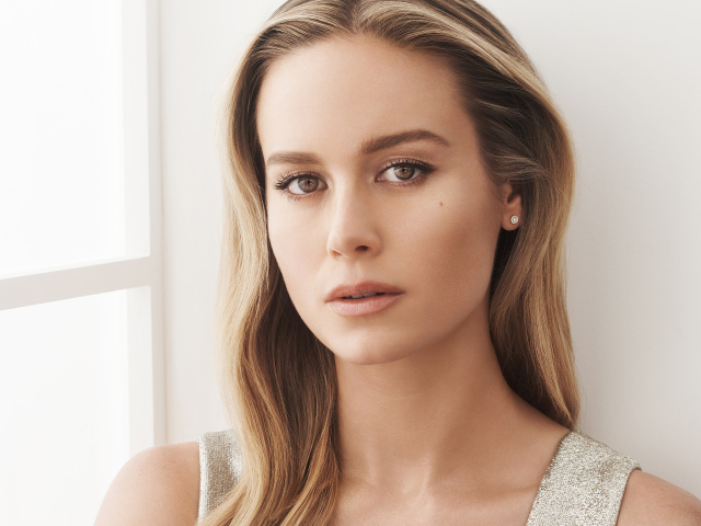 Милая Бри Ларсон стоит у окна