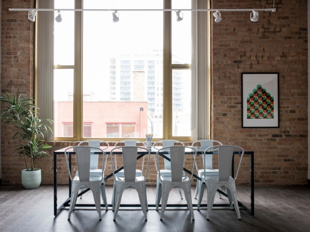 Стол с белыми стульями у большого окна на кухне 