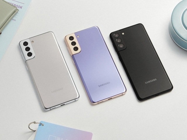 Три смартфона Samsung Galaxy S20FE на столе