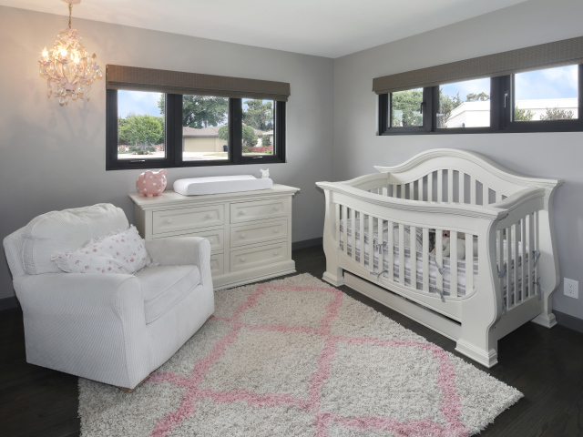 Белая мебель в детской комнате 