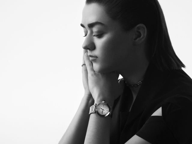 Молодая актриса  Мэйси Уильямс на белом фоне