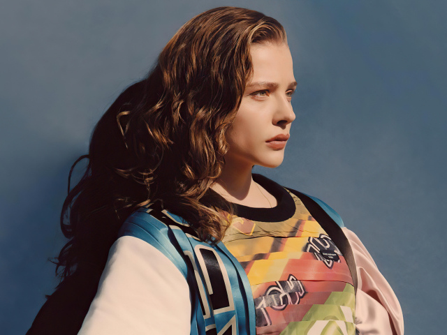 Молодая девушка актриса Хлоя Грейс Морец на сером фоне