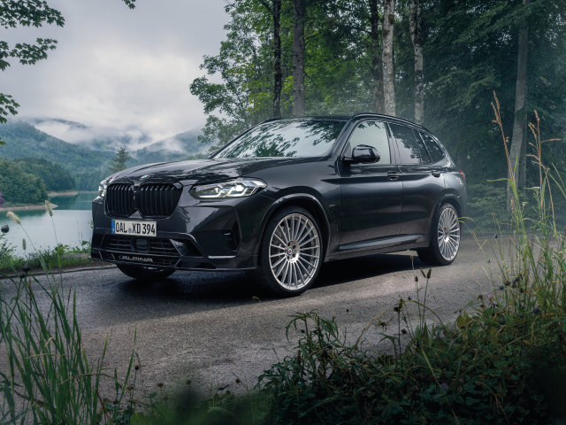 Черный внедорожник Alpina XD3 2021 года в лесу