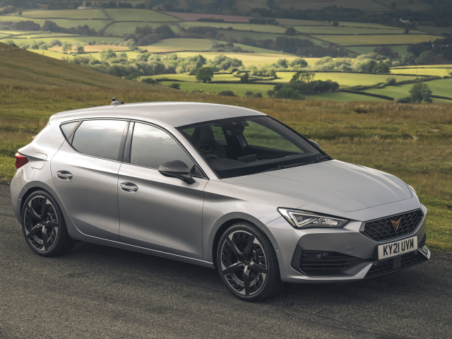 Серебристый автомобиль Cupra León VZ3, 2021 года