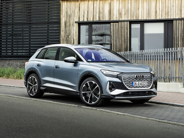 Автомобиль Audi Q4 45 E-Tron Quattro S Line 2021 года у дома 