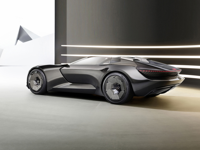 Серебристый автомобиль Audi Skysphere Concept 2021 года