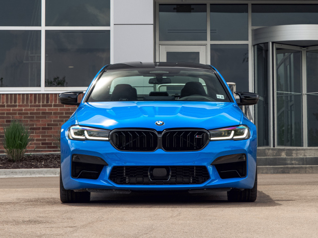 Автомобиль BMW M5, 2021 года вид спереди