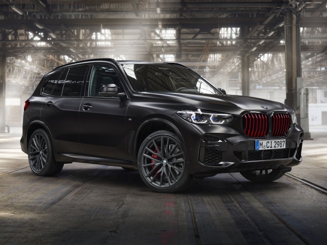 Черный внедорожник BMW X5 M50i, 2021 года на заводе