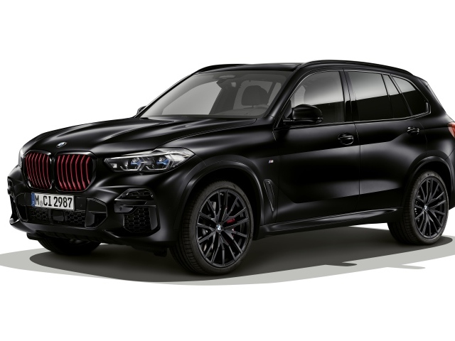 Черный автомобиль BMW X5 M50i, 2021 года на белом фоне