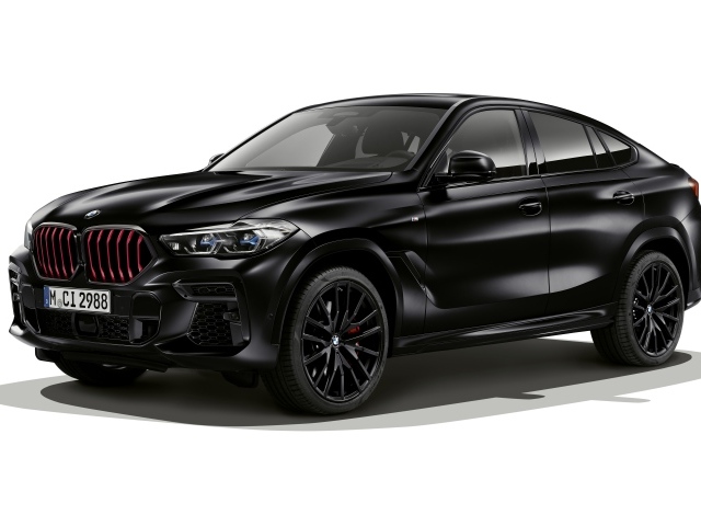Черный автомобиль BMW X6 M50i, 2021 года на белом фоне
