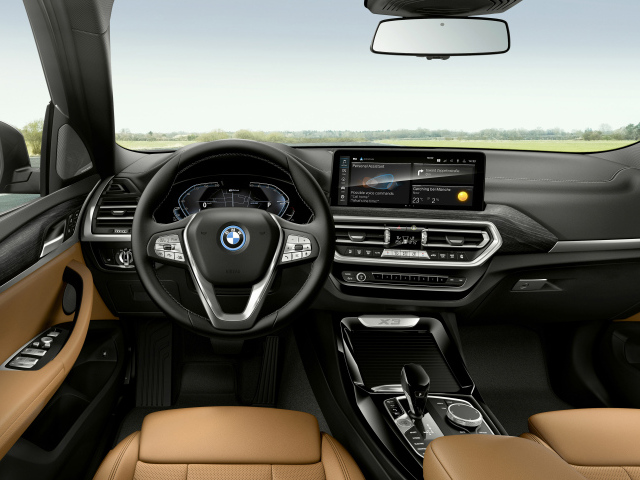 Кожаный салон автомобиля BMW X3 XDrive30e 2021 года