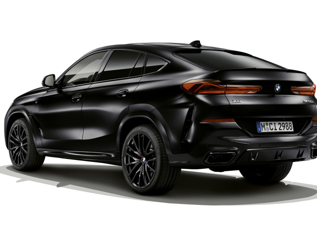 Стильный внедорожник BMW X5 M50i, 2021 года на белом фоне