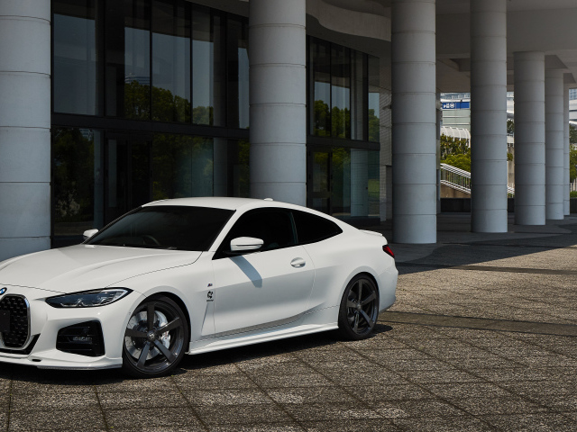 Белый BMW 4 Series Coupé M Sport Package 2021  года у здания