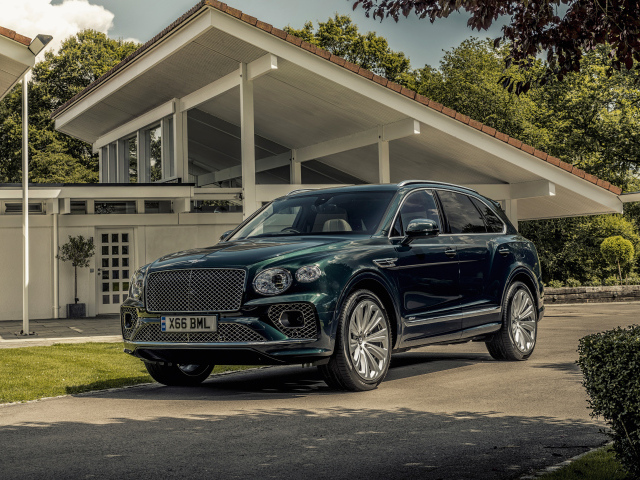 Автомобиль Bentley Bentayga Hybrid 2021 года у дома