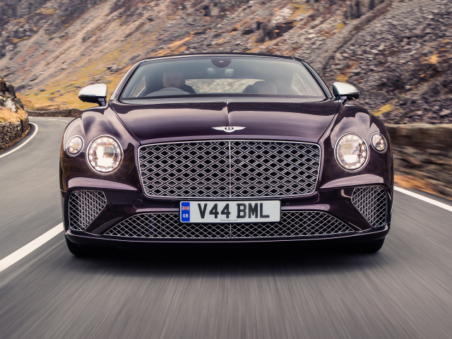 Автомобиль Bentley Continental GT Mulliner вид спереди