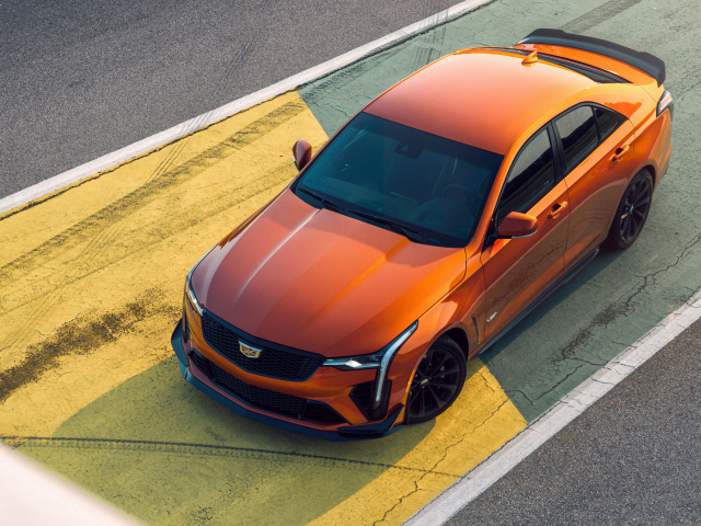 Оранжевый Cadillac CT4-V Blackwing 2022 года вид сверху