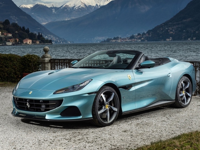 Красивый спортивный автомобиль Ferrari Portofino M 2021  года