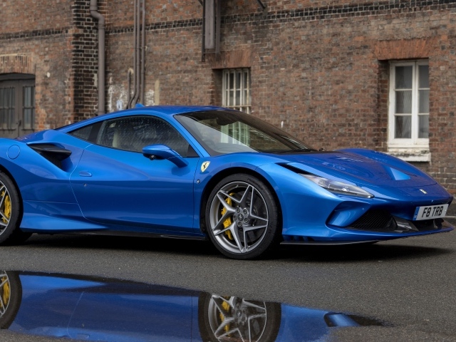 Синий автомобиль Ferrari F8 Tributo у здания