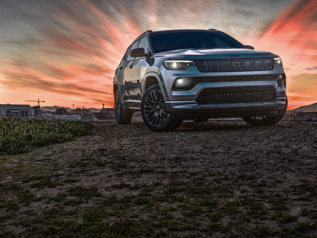 Внедорожник Jeep Compass High Altitude, 2021 года на фоне заката
