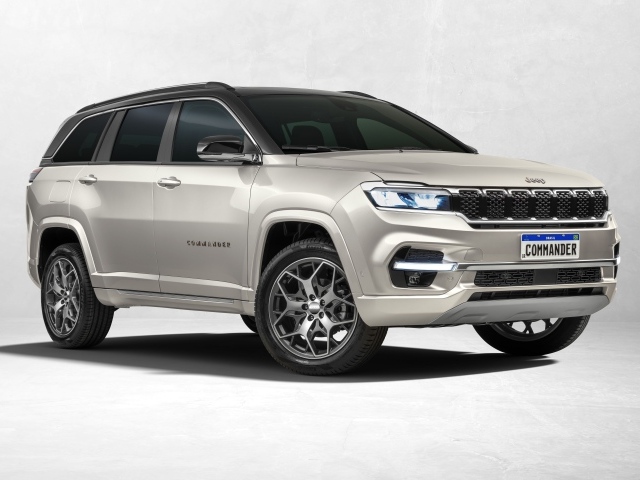 Серебристый внедорожник Jeep Commander Overland 2022 года