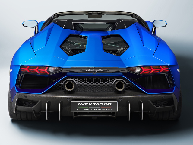 Синий автомобиль Lamborghini Aventador LP 780-4 Ultimate Roadster 2021 года вид сзади