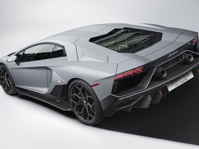 Автомобиль Lamborghini Aventador LP 780-4 Ultimate 2021 года на сером фоне