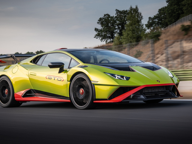 Быстрый автомобиль Lamborghini Huracán STO 2021 года на трассе
