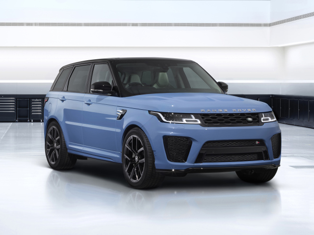Голубой внедорожник Range Rover Sport SVR Ultimate Edition 2021 года вид спереди