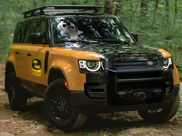 Внедорожник Land Rover Defender 110, 2022 года в лесу