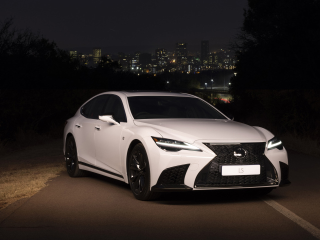 Белый автомобиль Lexus LS 500 F SPORT 2021 года ночью