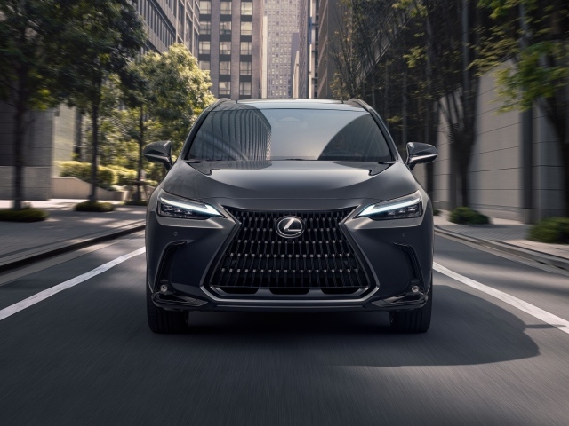 Автомобиль Lexus NX 400h 2021 года вид спереди