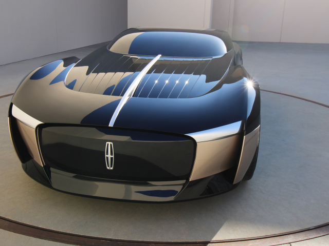 Автомобиль Lincoln Anniversary Concept 2021 года вид спереди