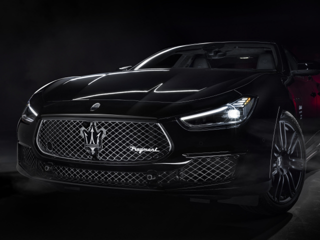 Черный автомобиль Maserati Ghibli 2021 года