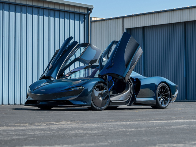 Спортивный автомобиль McLaren Speedtail  с открытыми дверями