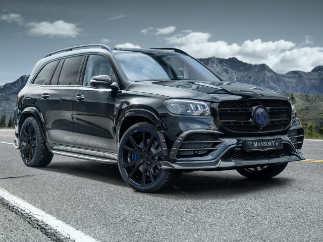 Автомобиль Mansory Mercedes-Benz GLS-Klasse 2021 года на фоне гор
