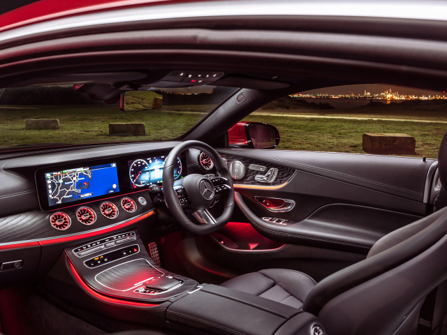 Кожаный салон автомобиля Mercedes-Benz E 350 AMG Line Coupé 2021