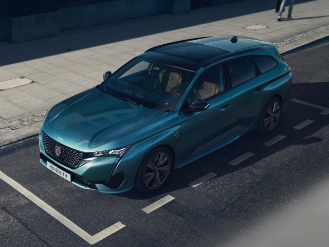 Автомобиль Peugeot 308 SW GT 2021 года