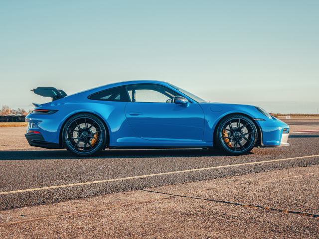 Голубой автомобиль Porsche 911 GT3 PDK 2021 года вид сбоку