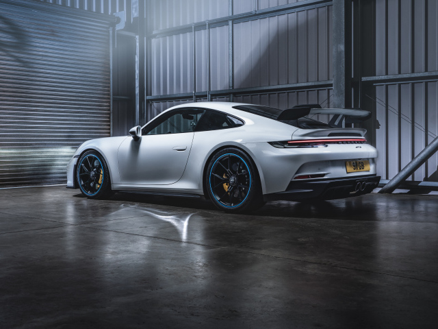 Белый автомобиль Porsche 911 GT3 PDK 2021 года в гараже