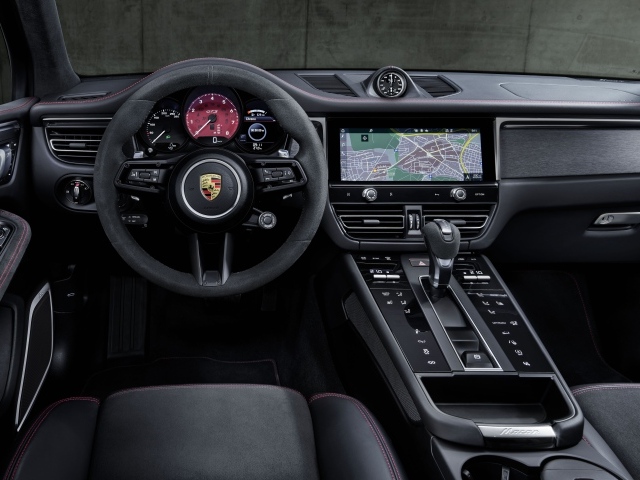 Черный салон автомобиля Porsche Macan GTS 2021 года 