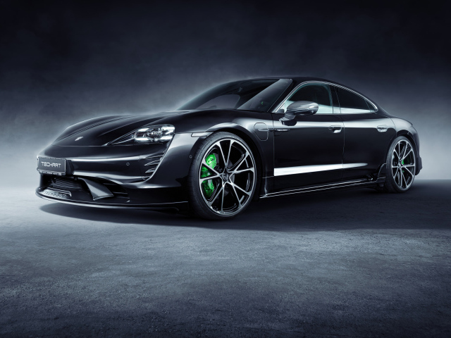 Черный автомобиль Porsche Taycan Aerokit 2021 года