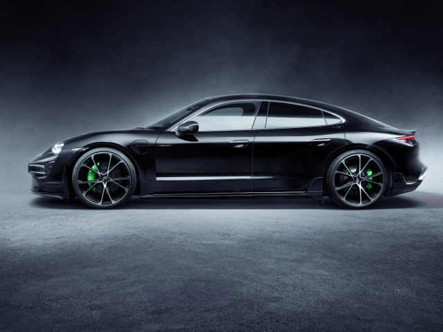 Черный Porsche Taycan Aerokit 2021 года вид сбоку
