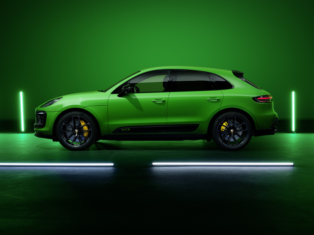 Зеленый автомобиль Porsche Macan GTS Sport Package 2021 года на фоне стены 